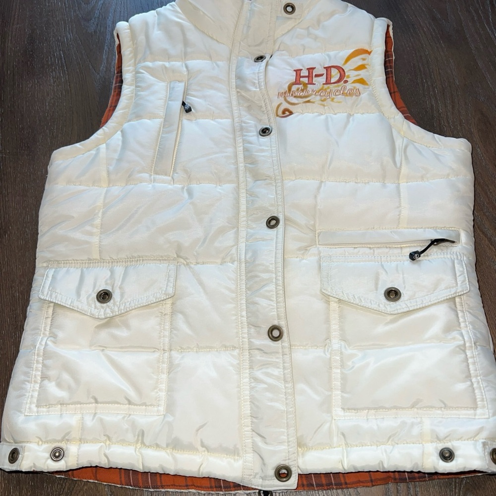 Harley Davidson White Puffer Vest with Embroidered Logo. Size Medium